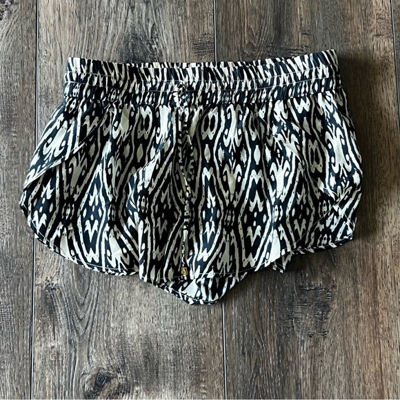 NWT Caffe Women’s Swim Shorts Coverup Black Cream Size Small - Picture 2 of 10